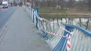 Uszkodzona po wypadku barierka mostu