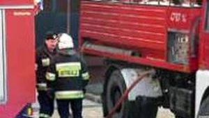 Strażacy walczą z żywiołem w ścianach budynku