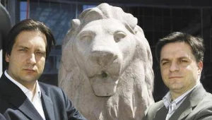 Dziennikarze w towarzystwie lwa