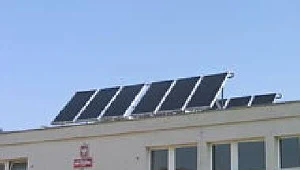 Szkoła ogrzewana słońcem