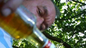 Za częstowanie syna alkoholem, niefrasobliwemu ojcu grożą dwa lata więzienia / fot. T. Rytych