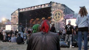 Młodzież bawi się na 11. Przystanku Woodstock