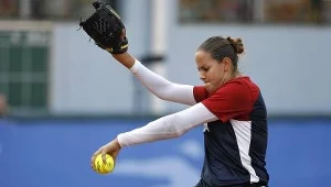 Softballistka tuż przed rzutem.