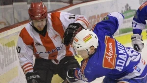  W pojedynku o krążek Michał Zvatora (L) z Comarch Cracovii oraz Mateusz Adamus (P) z Aksam Unia Oświęcim 