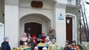 Uczniowie ze swoimi dziełami przed wejściem do muzeum