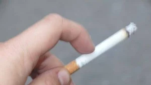 Mężczyzna zasnął z papierosem w ręku / fot. T. Piekarski