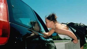 Nastoletni autostopowicze napadli na kierowcę