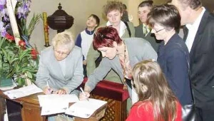 Mieszkańcy podpisują się pod petycją/fot. Marek Holak