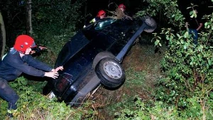 Strażacy stawiają auto na koła/ fot. Paweł Lachowicz