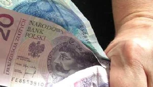 Oszust-spryciarz okrada sklepy i kantory