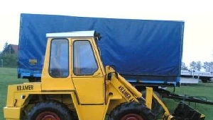 Nieznany sprawca ukradł z placu budowy ładowarkę marki Kramer.