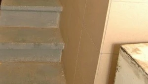 Ciało kobiety znaleziono na klatce schodowej.