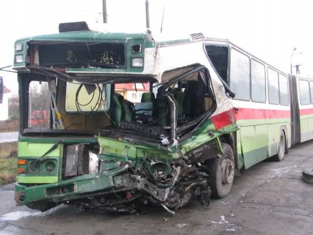 Autobus miejski zderzył się z tirem Autobus miejski zderzył się z tirem