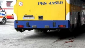 70-latka wpadła wprost pod koła autobusu. Zginęła na miejscu/fot. Damian Krzanowski