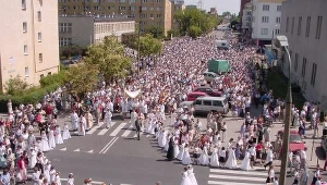 26-latek wjechał w procesję i staranował radiowóz