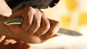 Mężczyzna ranił swoją żonę nożem.