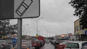 Mimo tabliczki pokazującej, jak powinno się parkować, wielu kierowców parkuje, jak chce
