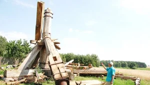 Właściciel obok szczątków wiatraka