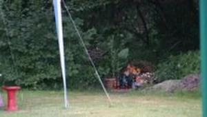 W miejscu, w którym Wioletta D. zginęła z rąk męża dzieci położyły kwiaty i znicze.