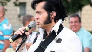 Damian Grzegorczyk jako Elvis koncertujący w Stalowej Woli.