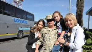 Dla Grażyny i jej córek, Basi i Joli, czas się zatrzymał. Mąż i ojciec odleciał na wojnę