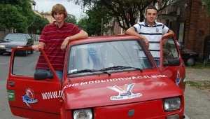 Maciek Szoja (w lewej) i Dominik Paściak przejechali maluchem łącznie 2700 kilometrów
