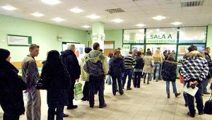 Może zamiast stać w kolejce po bezrobocie, warto nauczyć się ginących zawodów?/fot. Cezary Pecold