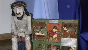 Rzeźby Chajca. Z lewej Chrystus frasobliwy, z prawej sceny z życia Jezusa.