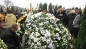 Grób Dawida utonął w białych kwiatach