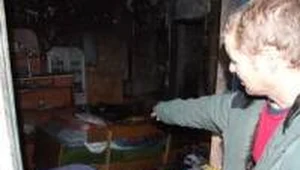 Mamusia spłonęła w tym łóżku - szlochając pokazuje miejsce tragedii jej syn Marek