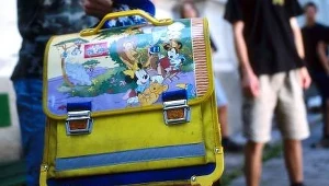 Samotnie spacerującego z plecakiem chłopca odnaleźli studenci