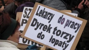 Przed krosnieńskim szpitalem trwa pikieta.