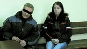 Kazirodca z córką Gretą na sali sądowej.