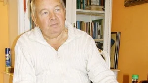 Zbigniew Wiśniewski z produkowaną przez siebie butelką eliksiru./fot. Roman Wolek