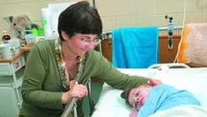 Pani Beata w szpitalu przy chorej Małgosi.