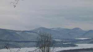 Silny wiatr i śnieg na połoninach