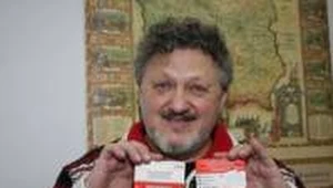 Eugeniusz Taradajko, dyrektor PCK w Rzeszowie, prezentuje kartę ICE