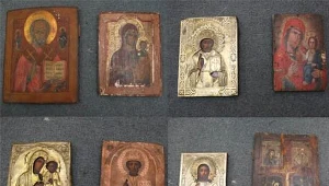 Z sufitu spadła paczka, w której ukryto 12 obrazów o treści religijnej