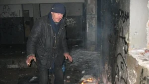 Pan Zbyszek z Iławy trzecią zimę zamieszkuje pustostan po zakładach drobiarskich