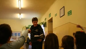 Maciek nawet na szkolnej przerwie potrafi porwać kolegów swoimi przemówieniami.