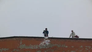 IMiGW ostrzega przed obciążeniem dachów śniegiem