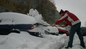Zima daje się we znaki nie tylko na ulicach i chodnikach, ale również na osiedlowych parkingach