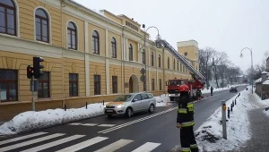 Radomszczańscy strażacy usuwali śnieg i lód z dachu muzeum/fot. J. Kucharski