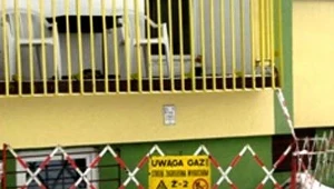 Rów jest ogrodzony taśmą, ale bez przeszkód można do niego podejść, a nawet wskoczyć...