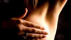 Piersi pod męską kontrolą