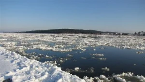 Pokrywa lodowa coraz cieńsza - bądź ostrożny