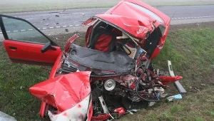 Kierowca osobowego auta zginął na miejscu / fot. Policja