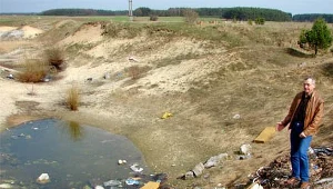 Ludzie nie chcą płacić za śmieci i podrzucają je komuś innemu