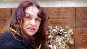 Maria Lamers przy tablicy upamiętniającej śmierć swego dziadka