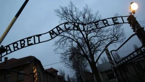 Złodzieje napisu z Auschwitz nie stawili się w więzieniu